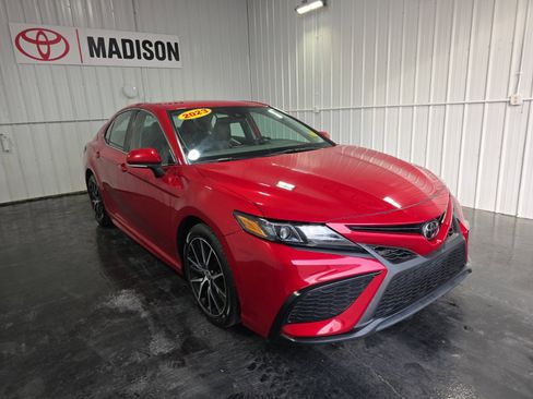 Used 2023 Toyota Camry SE image 4