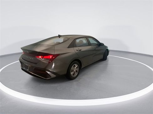 Used 2025 Hyundai Elantra SE image 4