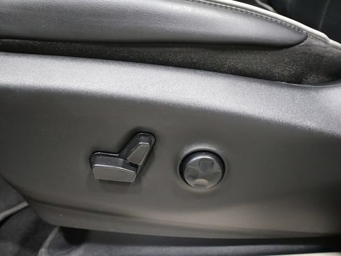 Used 2024 Chrysler Pacifica Limited FWD image 13
