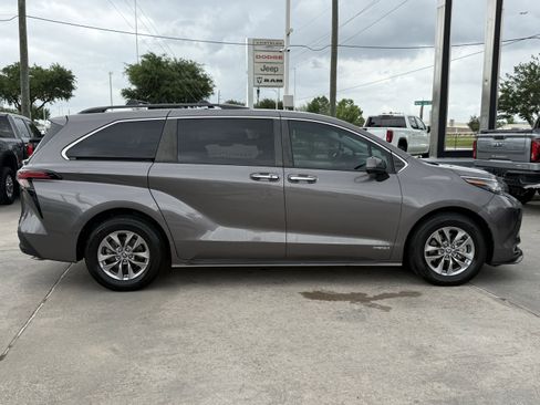 Used 2021 Toyota Sienna XLE w/ XLE Plus Package image 3
