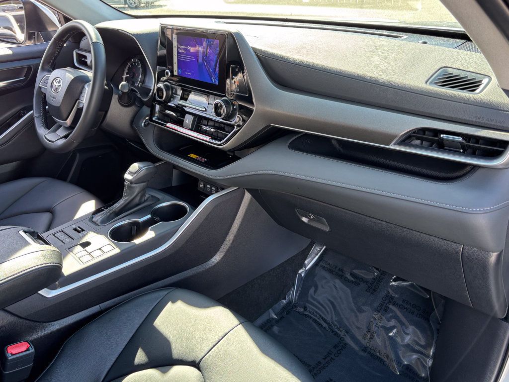 Used 2025 Toyota Highlander XLE AWD/4WD image 39
