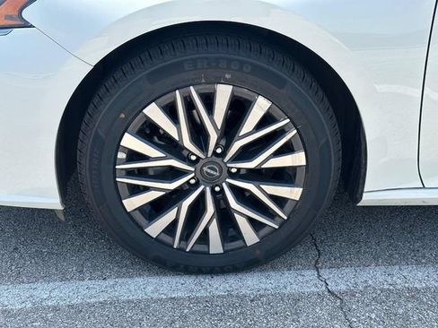 Used 2025 Nissan Altima 2.5 SV FWD image 8