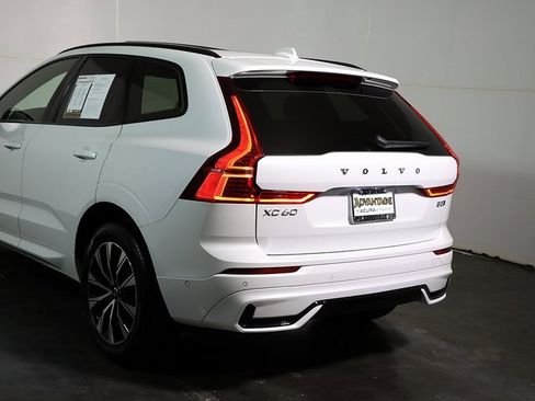 Used 2025 Volvo XC60 B5 Plus image 11