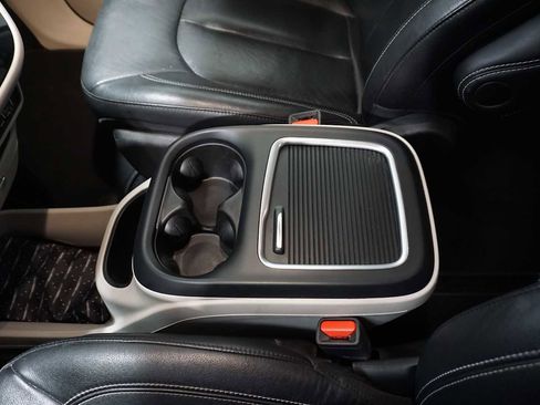 Used 2022 Chrysler Pacifica Touring-L image 19