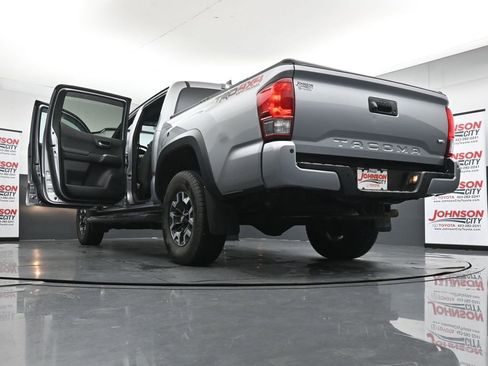 Used 2017 Toyota Tacoma TRD Off-Road w/ Premium & Technology Package AWD/4WD image 44