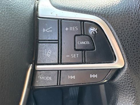 Certified 2023 Toyota Highlander L image 26