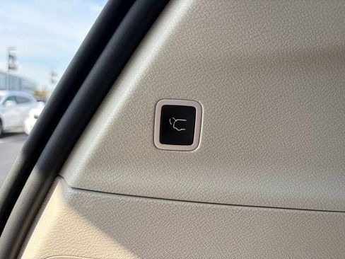 Used 2024 Chrysler Pacifica Touring-L FWD image 18