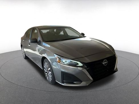 Used 2025 Nissan Altima 2.5 SV FWD image 3
