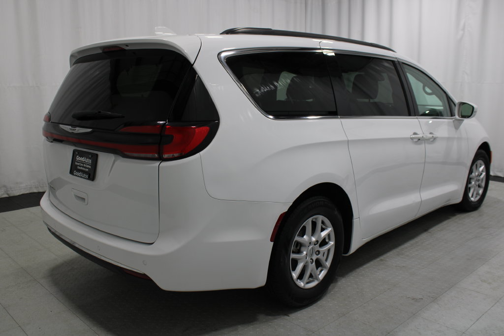 Used 2022 Chrysler Pacifica Touring-L FWD image 5