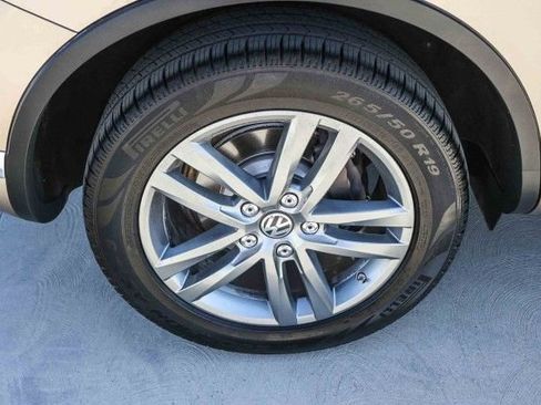 Used 2016 Volkswagen Touareg TDI image 8