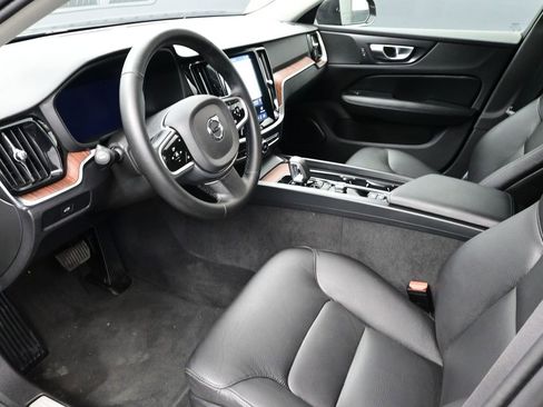 Used 2025 Volvo V60 B5 Cross Country Plus image 9