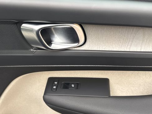 Used 2025 Volvo XC40 B5 Plus w/ Protection Package Premier image 19