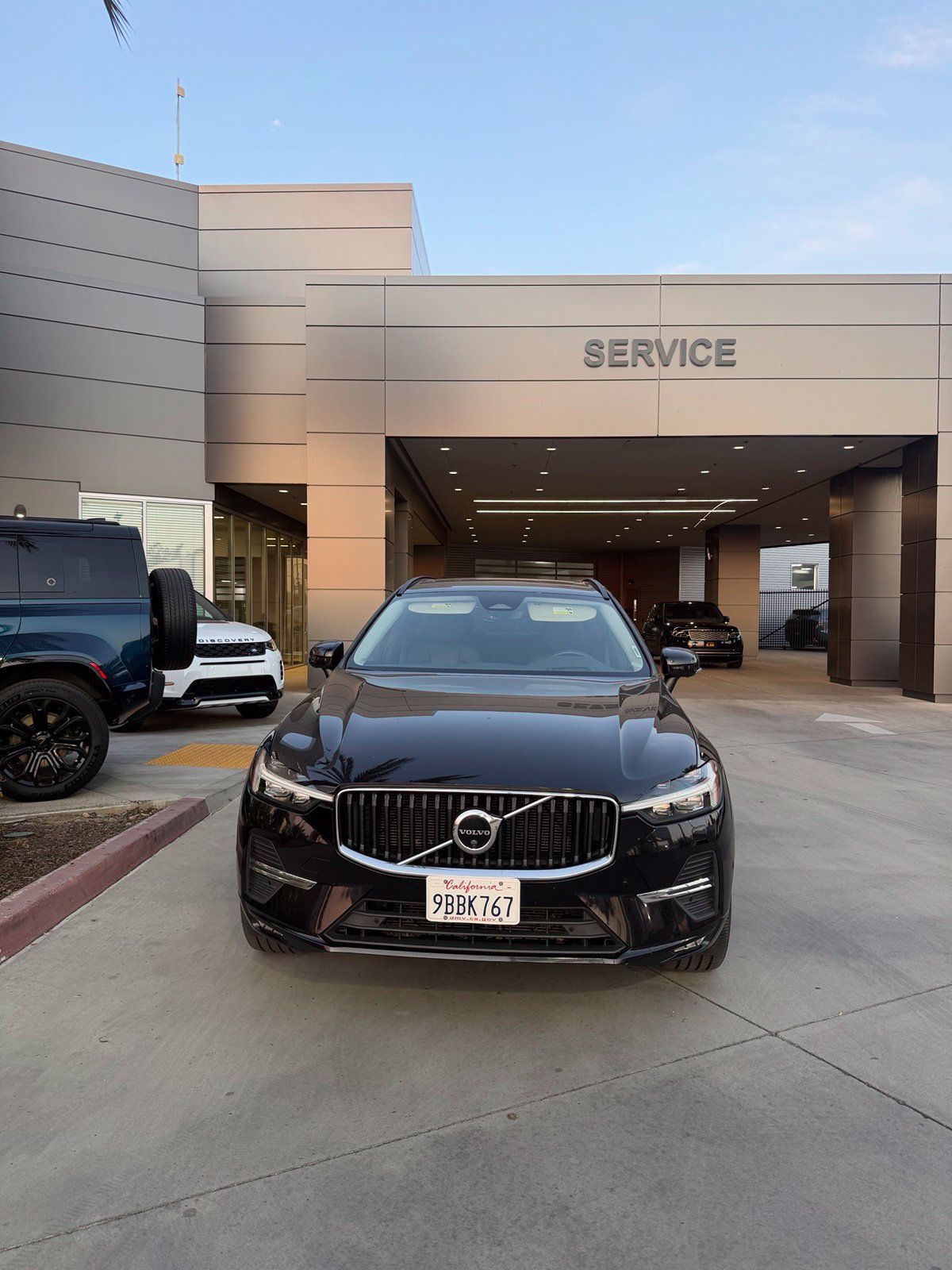 Used 2022 Volvo XC60 B5 Momentum w/ Advanced Package AWD/4WD image 2