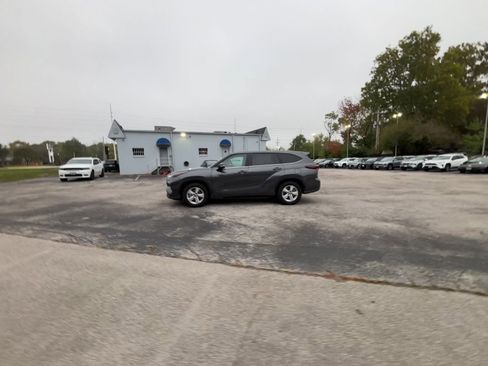 Used 2025 Toyota Highlander LE image 16