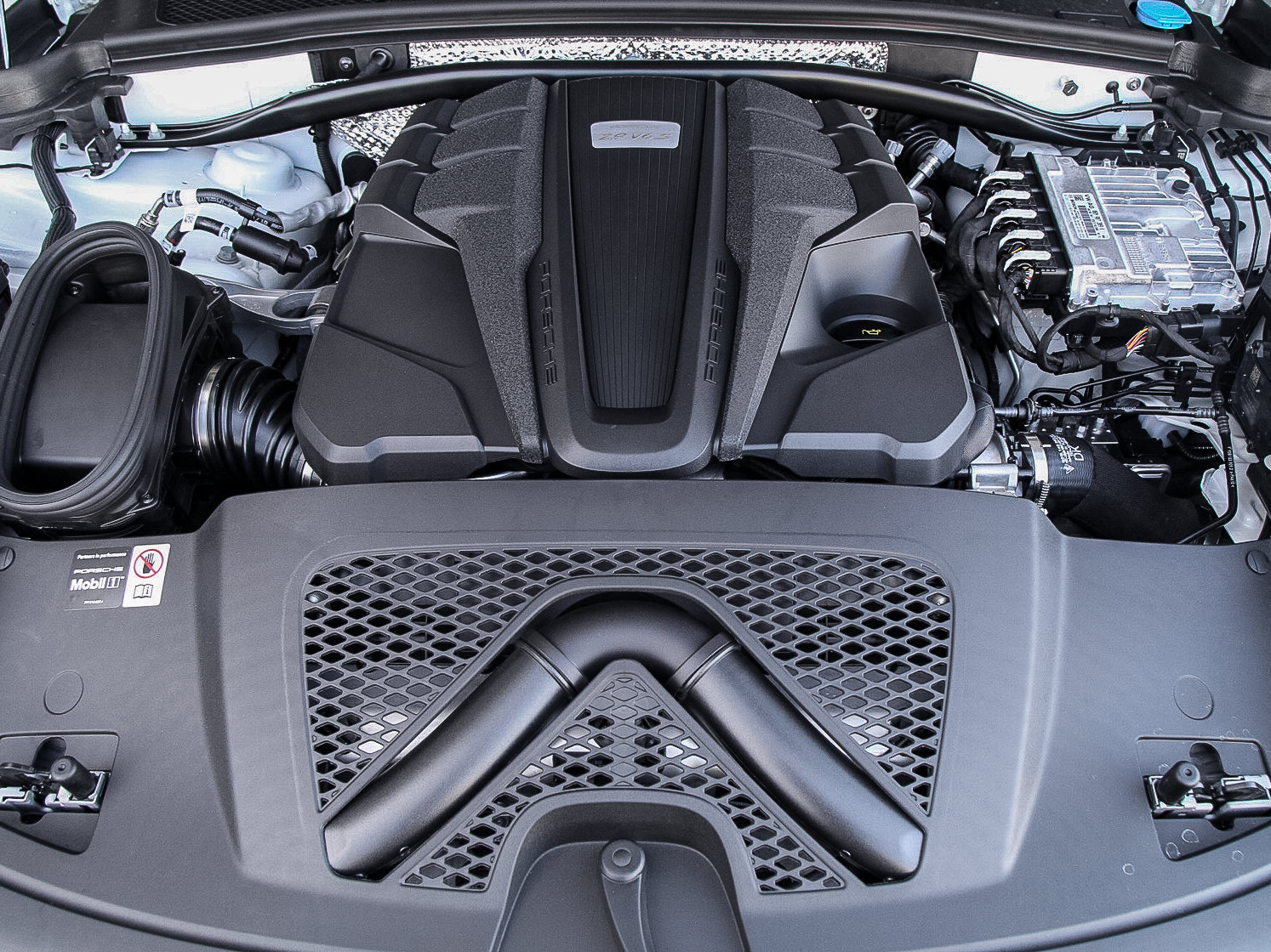 Certified 2023 Porsche Macan Turbo AWD/4WD image 28