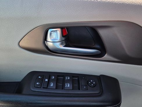 Used 2022 Chrysler Voyager LX FWD image 25