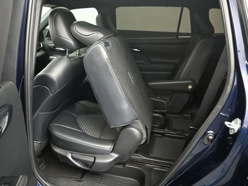 Used 2021 Toyota Highlander XSE FWD image 30