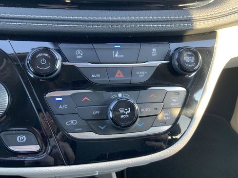 Used 2022 Chrysler Pacifica Touring-L image 47