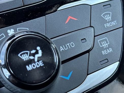 Used 2024 Chrysler Pacifica Touring-L image 31