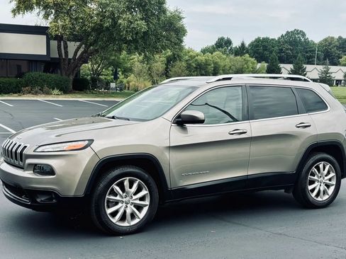 Used 2017 Jeep Cherokee Limited w/ Trailer Tow Group AWD/4WD image 6