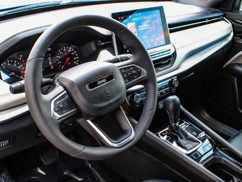 Used 2025 Jeep Compass Limited image 15