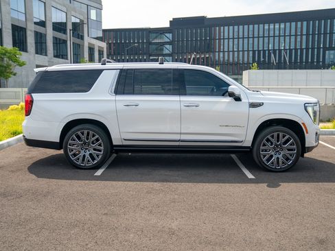 Used 2025 GMC Yukon XL Denali Ultimate AWD/4WD image 8