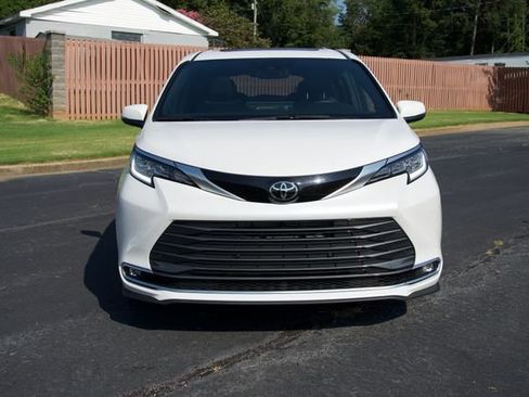 Used 2026 Toyota Sienna Limited AWD/4WD image 2