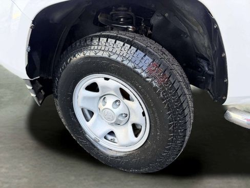 Used 2018 Toyota Tacoma SR5 AWD/4WD image 17