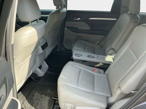 Used 2016 Toyota Highlander XLE image 14