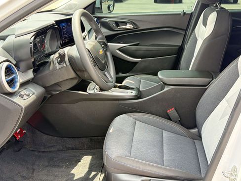 Used 2024 Chevrolet Trax LS w/ LS Convenience Package FWD image 5