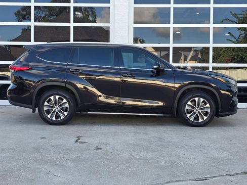 Used 2022 Toyota Highlander XLE FWD image 3