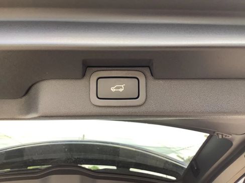 Used 2018 Land Rover Discovery HSE AWD/4WD image 15