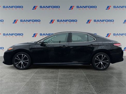 Used 2020 Toyota Camry SE image 2