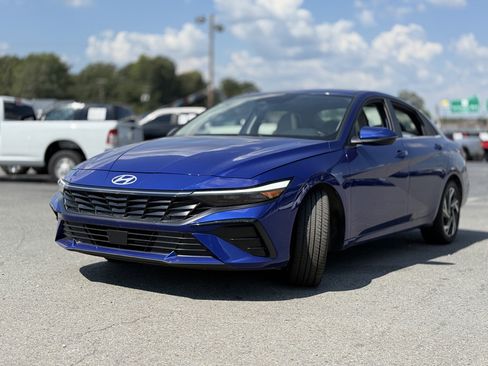Used 2025 Hyundai Elantra Limited FWD image 3