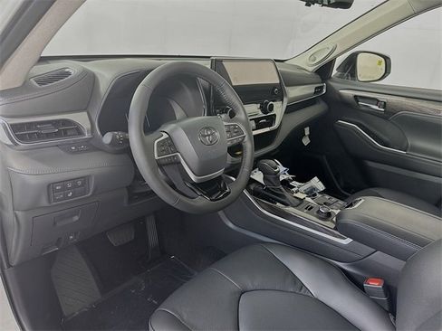 New 2025 Toyota Highlander Platinum image 20