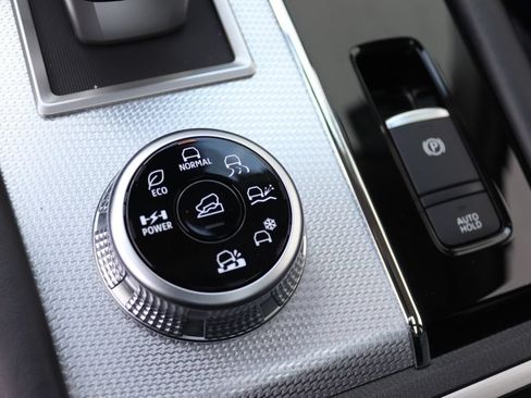 Used 2025 Mitsubishi Outlander 4WD Plug-In Hybrid image 31