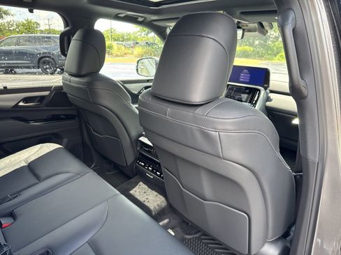 Used 2025 Lexus LX 700h F Sport image 33