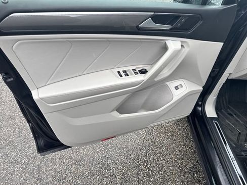 Certified 2022 Volkswagen Tiguan SE R-Line image 11