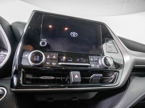 Used 2024 Toyota Highlander XLE FWD image 25