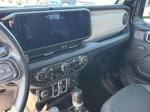 Used 2025 Jeep Gladiator Sport AWD/4WD image 16