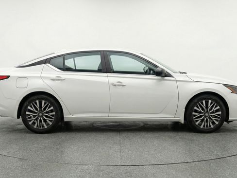 Used 2025 Nissan Altima 2.5 SV FWD image 11