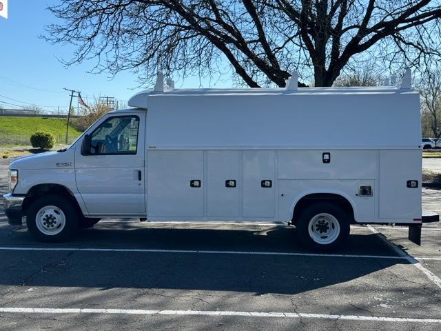 New 2024 Ford E-450 and Econoline 450 Super Duty w/ Power Windows & Locks Group RWD image 8