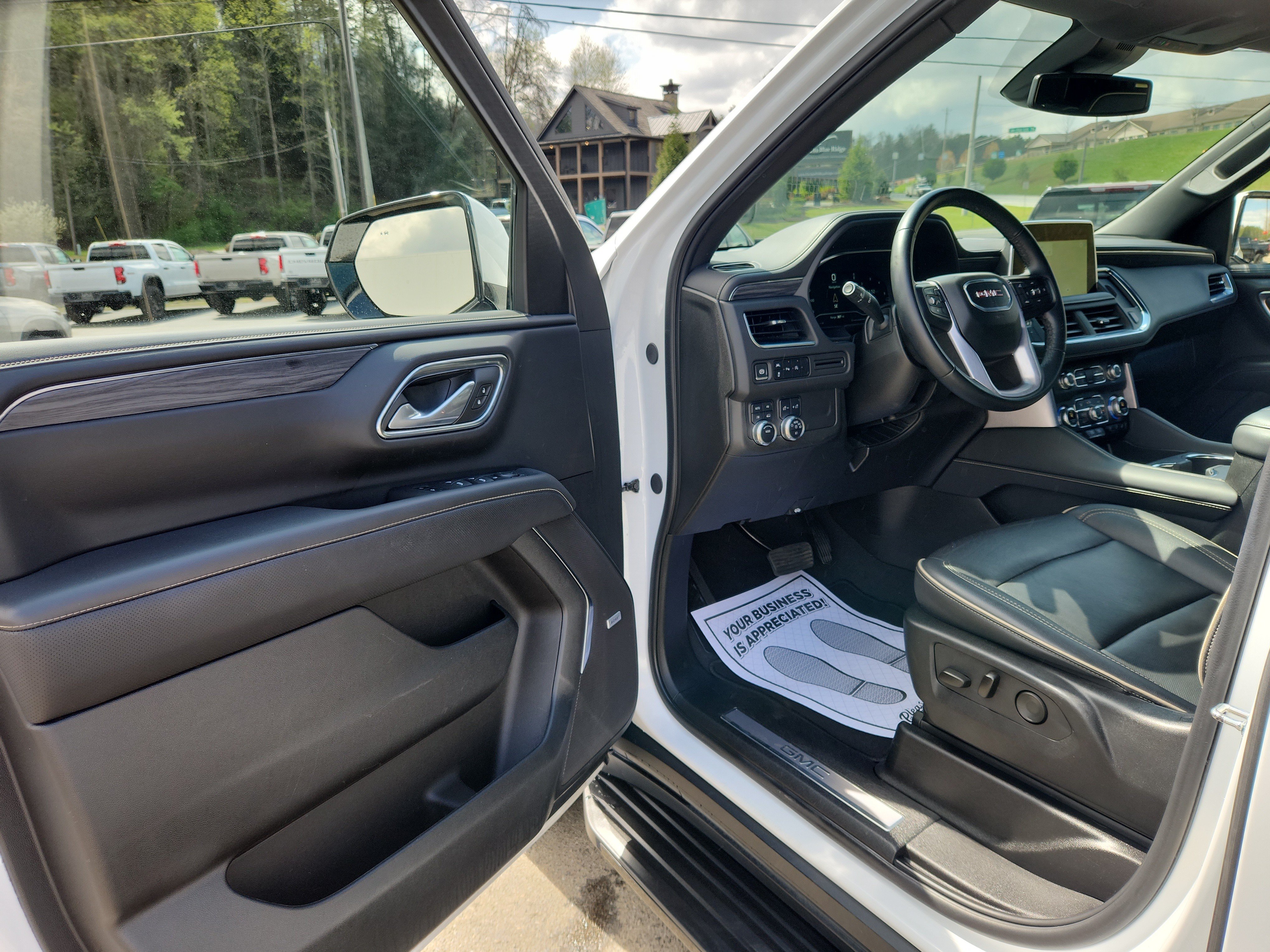 Used 2024 GMC Yukon SLT AWD/4WD image 10