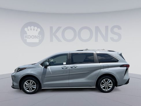 Used 2022 Toyota Sienna XLE Woodland Edition AWD/4WD image 2