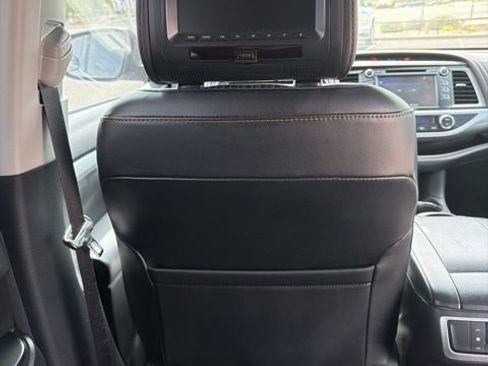 Used 2018 Toyota Highlander Plus FWD image 12