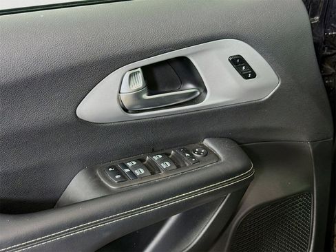 Used 2025 Chrysler Pacifica Limited image 21