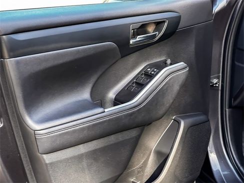 Used 2024 Toyota Highlander XLE image 11