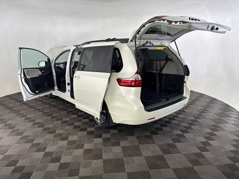 Used 2019 Toyota Sienna Limited Premium FWD image 18