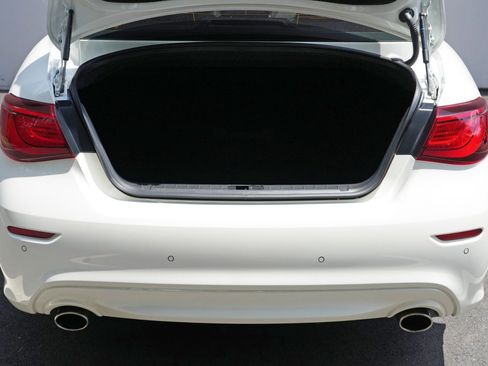 Used 2019 INFINITI Q70 Luxe RWD image 9