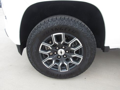 Used 2024 Chevrolet Colorado Z71 w/ Z71 Convenience Package 2 image 4